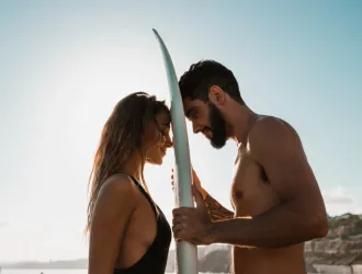  Τα «καλοκαιρινά situationships» και γιατί μας μπερδεύουν τόσο πολύ 