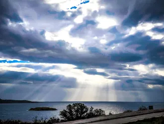 Καιρός: Άνοδος της θερμοκρασίας, μέχρι 6 μποφόρ οι άνεμοι