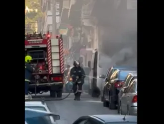 Φωτιά σε σταθμευμένο αυτοκίνητο στο κέντρο του Πειραιά - Δείτε βίντεο