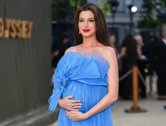  Η Anne Hathaway υιοθετεί το πιο trendy makeup color της σεζόν 