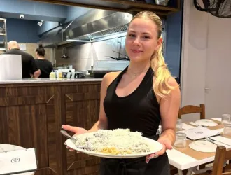 Φάγαμε τη viral προβατομακαρονάδα του Όψον - και ναι, αξίζει τον χαμό