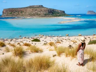 Πάλι Μύκονο και Σαντορίνη; 8 εναλλακτικές παραλίες για βουτιές στην Ελλάδα