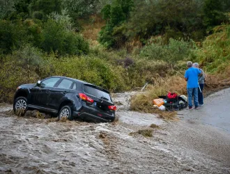 «Είδαμε τον χάρο με τα μάτια μας»: Αυτοκίνητο με ηλικιωμένους εγκλωβίστηκε σε χείμαρρο στην Αργολίδα - Δείτε βίντεο