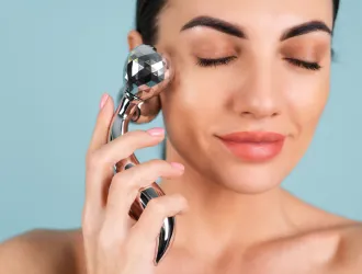 Face Icing 2.0: Η νέα beauty εμμονή θέλει το skincare σου… παγωμένο