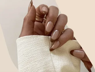 Latte Nails: Το τέλειο cozy μανικιούρ για να περάσουμε ομαλά στο φθινόπωρο