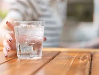 Γιατί πρέπει να πίνεις δροσερό, και όχι παγωμένο νερό, σύμφωνα με τους ειδικούς