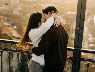 6 συμπεριφορές που δείχνουν ότι κυνηγάς την αποδοχή αντί για τη σύνδεση στις σχέσεις
