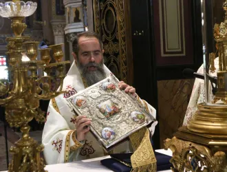 Η Αθήνα γιορτάζει τον Πολιούχο της: Πλήθος πιστών προσκυνά στον ναό του Αγίου Διονυσίου Αρεοπαγίτη