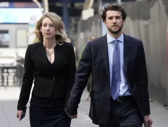 Εξετάσεις αίματος αλά Theranos: Το στοίχημα του συντρόφου της Ελίζαμπεθ Χολμς, που καταδικάστηκε για απάτη