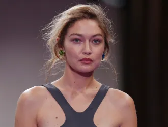 Miu Miu: Η Gigi Hadid με ένα ανατρεπτικό look και ένα show γεμάτο stars