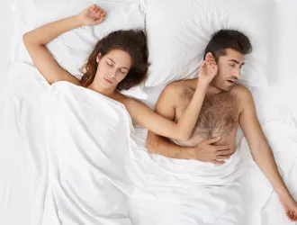 Τι αποκαλύπτει ο τρόπος που κοιμάστε για τη σχέση σας;