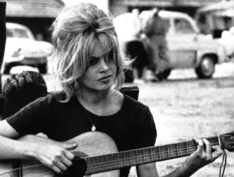 Τα μαλλιά των 60s επιστρέφουν και οι διάσημες τα έχουν ήδη υιοθετήσει