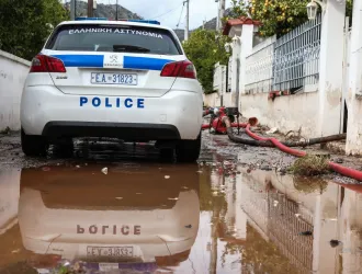 Καλοκαιρινή... κακοκαιρία- εξπρές: Πλημμυρισμένοι δρόμοι και πυκνό χαλάζι σε Αττική και Θήβα- Δείτε βίντεο