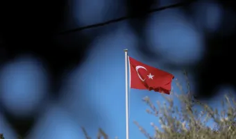 Τουρκική σημαία κυματίζει