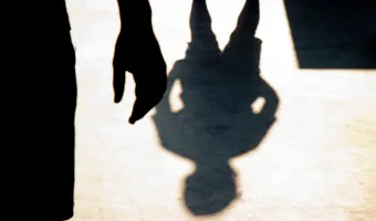 βία
