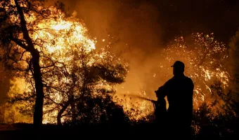Αττική: Η εικόνα από τις φωτιές σε Σταμάτα και Κερατέα