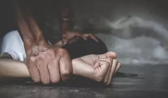 Θα «σαπίσει» στη φυλακή 50χρονος από τη Μύκονο, που βίαζε τα ανήλικα δίδυμα κορίτσια του viasmos