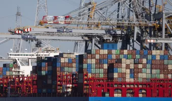 Πλοίο μεταφοράς εμπορευματοκιβωτίων προσέκρουσε σε μπλόκια κατά την έξοδό του από το λιμάνι του ΣΕΠ