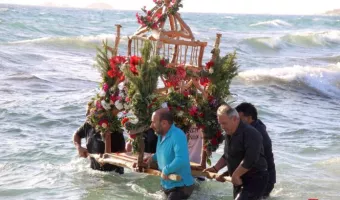 Πάσχα στη Νάξο: Μέσα στη θάλασσα ο επιτάφιος- Πλήθος πιστών στην περιφορά