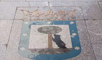 Το σύμβολο της Μαδρίτης, ένας αρκούδος με μία φραουλιά