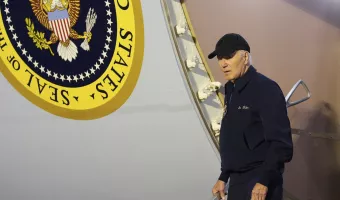 Βίντεο: Ο Τζο Μπάιντεν δυσκολεύεται να κατέβει από το Air Force One μετά τη διάγνωσή του με κορωνοϊό