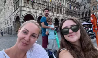 Μελέτης Ηλίας: Στη Bruges με την κόρη του σε καροτσάκι και με πατερίτσες