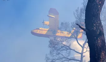 Νέα Μάκρη: Παραμένουν μικρές εστίες φωτιάς