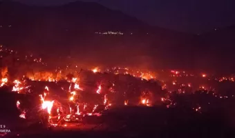 Νύχτα - εφιάλτης στο Νότιο Ρέθυμνο, σκληρή «μάχη» με τις φλόγες - Δείτε βίντεο