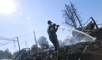 Πρόστιμα 4.640 ευρώ για πυρκαγιά από πρόθεση στους 2 συλληφθέντες ανήλικους στη Γλυφάδα 