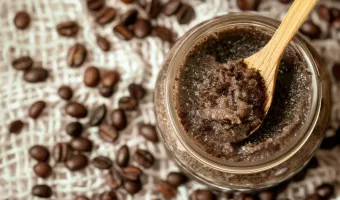 Coffee scrub: 3 λόγοι που το καθιστούν ένα μικρό «θαύμα» για το δέρμα