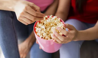 Popcorn: 6 τρόποι για να κάνεις το αγαπημένο σου σνακ πιο υγιεινό