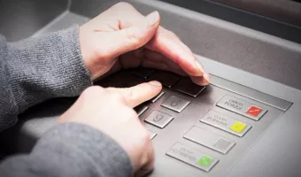 Κλοπή PIN στο ATM: Το διπλό πάτημα για «ακύρωση» δεν θα βοηθήσει