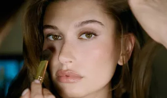 Η Hailey Bieber παρουσίασε το νέο μεγάλο makeup trend στο Met Gala 2025