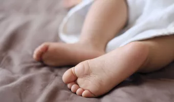 Στην Ηλεία οι γονείς που άφησαν το βρέφος να κλαίει στο μπαλκόνι 