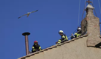 Ρώμη: Τοποθετήθηκε η καμινάδα για την παπική εκλογή στην οροφή της Καπέλα Σιξτίνα