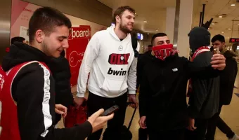 Ολυμπιακός: Επιστροφή με χαμόγελα από τη Μαδρίτη-Υποδοχή από φιλάθλους
