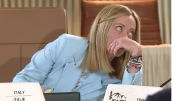 Η στιγμή που η Μελόνι γουρλώνει τα μάτια της καθώς ο Μακρόν της ψιθυρίζει (Βίντεο) Μελόνι