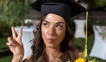 Συγκινημένη στην αποφοίτηση της κόρης της από το Δημοτικό Λασκαράκη