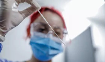 Ο κορωνοϊός επέστρεψε με νέα διαφοροποίηση – Ποιο είναι το κύριο σύμπτωμα Κορωνοϊός