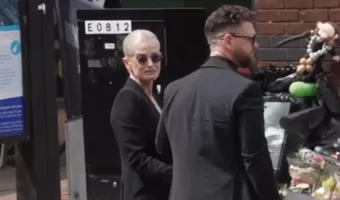 Kelly Osbourne: To «αγαπημένο παιδί» του Ozzy με τα γυαλιά του στην κηδεία