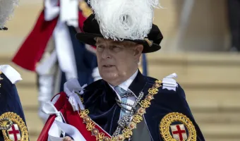 Σοκ με φωτογραφίες του Άντριου να παίζει με μωρό και μπάλα σε σχήμα στήθους