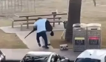 Άνδρας αφοπλίζει τον δράστη στο Σίδνεϊ