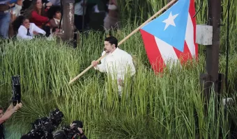 Bad Bunny με σημαία