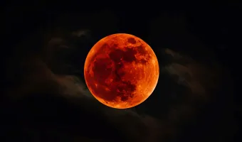 ματωμένο φεγγάρι