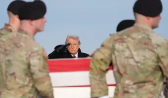 Ο Τραμπ χαιρετά τα στρατά του