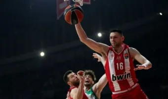 Αλύγιστος Ολυμπιακός έβαλε τον Παναθηναϊκό με την πλάτη στον τοίχο