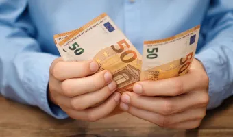 Άνδρας με ευρώ