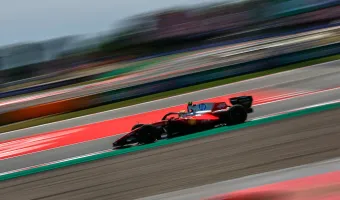 O Χάμιλτον πήρε την πρώτη νίκη του με Ferrari στη Βαρκελώνη