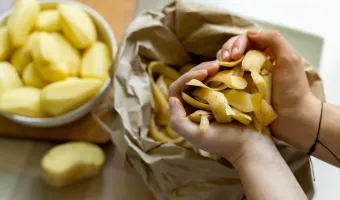Γιατί αξίζει να ρίξεις φλούδες πατάτας στα κάρβουνα προτού ψήσεις