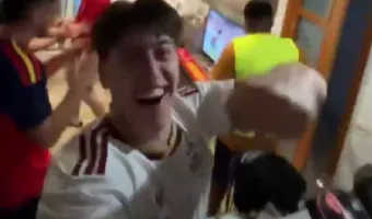 Ντελιβεράς μπήκε στο σπίτι και πανηγύρισε το γκολ της Ισπανίας